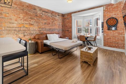 Гостиная зона в Top Floor - Mass Ave in Heart of Indy with Balcony