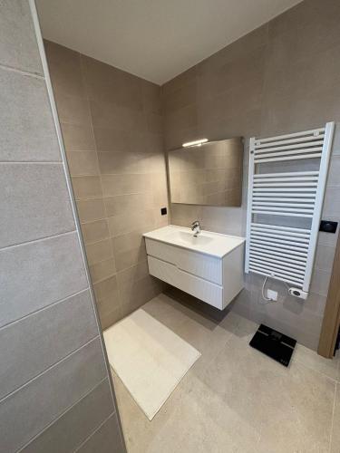 une salle de bain avec un lavabo blanc et une douche dans l'établissement NOUVEAUTE !!! Villa Moderne de 4 chambres, piscine chauffée et vue panoramique, à Apt