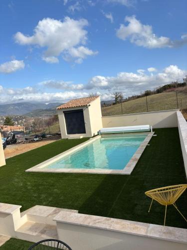 une piscine au milieu d'une cour dans l'établissement NOUVEAUTE !!! Villa Moderne de 4 chambres, piscine chauffée et vue panoramique, à Apt