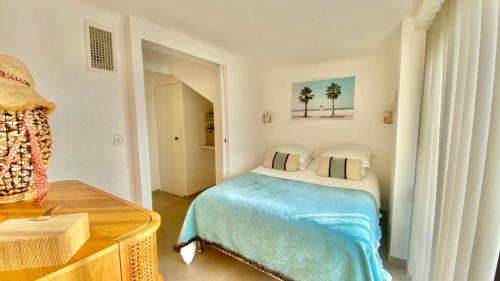 - une chambre blanche avec un lit et des palmiers dans l'établissement LOFT CROISETTE VUE Mer, à Cannes