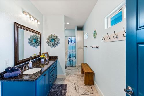 Ένα μπάνιο στο The Magnificent Starfish! 3BR BeachFront, Cargo Lift