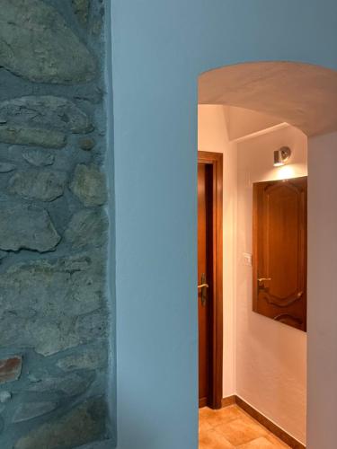 a hallway with a stone wall and a doorway at L'Autedo in Riccò del Golfo di Spezia