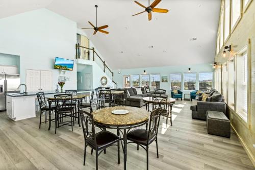 Εστιατόριο ή άλλο μέρος για φαγητό στο Walk to Sea! Spacious Beachfront w 7BR! Sleeps 28!