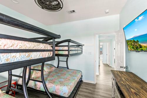 Ένα ή περισσότερα κρεβάτια σε δωμάτιο στο Walk to Sea! Spacious Beachfront w 7BR! Sleeps 28!