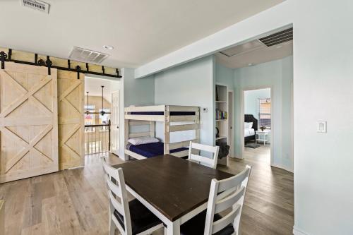 Φωτογραφία από το άλμπουμ του Walk to Sea! Spacious Beachfront w 7BR! Sleeps 28! σε Gilchrist