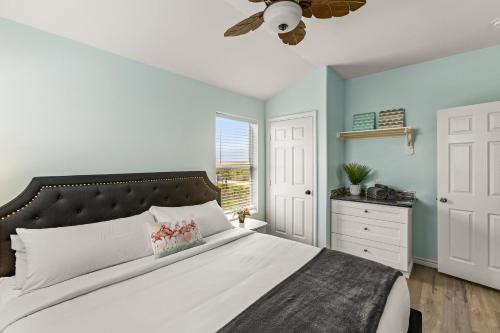 Postel nebo postele na pokoji v ubytování Walk to Sea! Spacious Beachfront w 7BR! Sleeps 28!