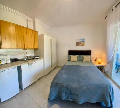 Una cama o camas en una habitación de Cosy Studio Apartment By The Sea