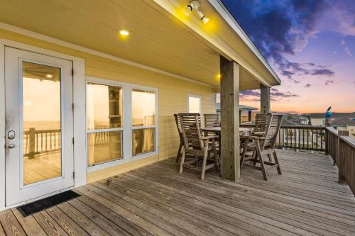 Μπαλκόνι ή βεράντα στο Waves & Whiskey Beachfront HotTub Double Decks! Tiki Bar