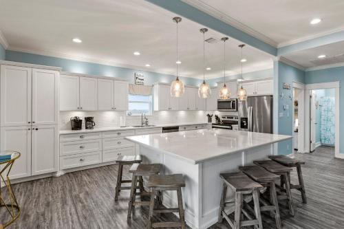 Η κουζίνα ή μικρή κουζίνα στο Waves & Whiskey Beachfront HotTub Double Decks! Tiki Bar