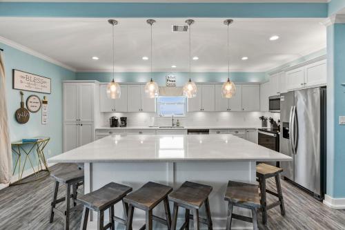 Η κουζίνα ή μικρή κουζίνα στο Waves & Whiskey Beachfront HotTub Double Decks! Tiki Bar