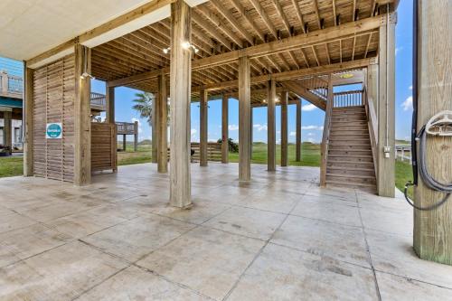Φωτογραφία από το άλμπουμ του Waves & Whiskey Beachfront HotTub Double Decks! Tiki Bar σε Crystal Beach