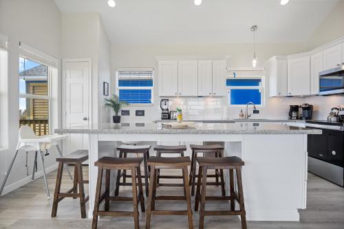 Η κουζίνα ή μικρή κουζίνα στο YELLOW ROSE! Stunning Beachfront 3BR w Wrap Around Deck & Amazing views
