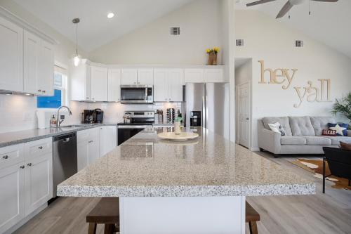 Η κουζίνα ή μικρή κουζίνα στο YELLOW ROSE! Stunning Beachfront 3BR w Wrap Around Deck & Amazing views