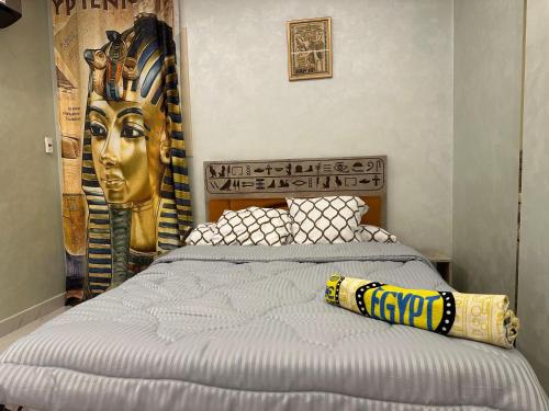 Una cama o camas en una habitación de Hapi Pyramids Hotel