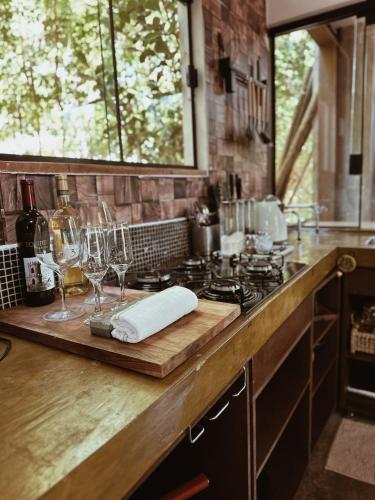 a kitchen counter with wine glasses and a cutting board at Vila Abaton in Alto Paraíso de Goiás