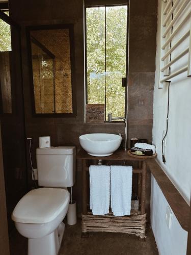 a bathroom with a toilet and a sink at Vila Abaton in Alto Paraíso de Goiás