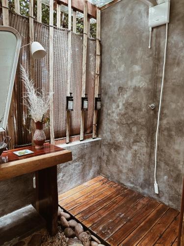 a bathroom with a shower and a wooden table at Vila Abaton in Alto Paraíso de Goiás