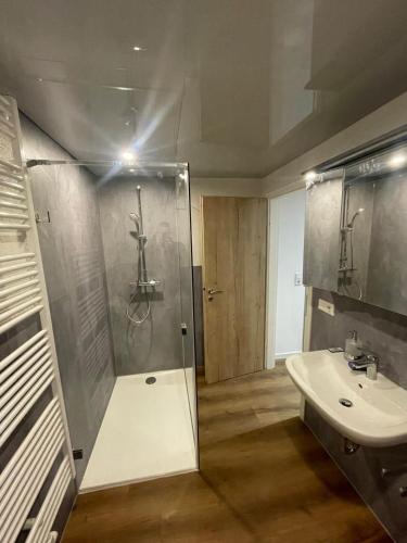 Ένα μπάνιο στο Durchreisezimmer Ferienwohnung Monteurzimmer