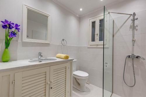 Et badeværelse på Villa Natura, Tranquility & Privacy near Acharavi