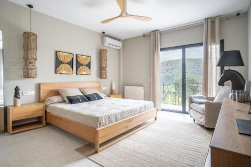 un dormitorio con una cama y un sofá en Son Simo D'alt, en Alcudia