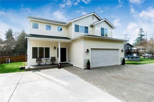 a white house with a garage at By Wedding Venues, Central AC, Hot Tub & Game Room in Puyallup