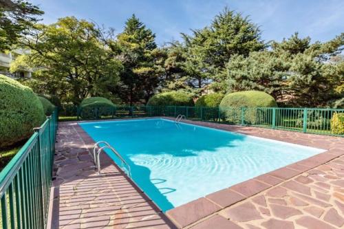 une piscine dans une cour clôturée dans l'établissement location-cote-basque fr - Studio au golf du phare de Biarritz - piscine, plage, golf, parking, à Anglet