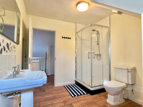 a bathroom with a shower and a toilet and a sink at Quiet Flat near Biggin Hill Airport Parking 1 Bed in Westerham