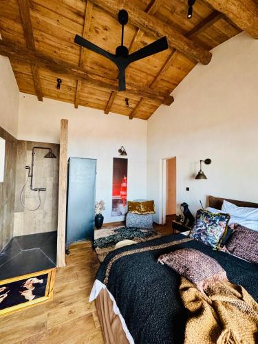 - une chambre avec un grand lit et un plafond en bois dans l'établissement Terradigaya, à Pietrosella