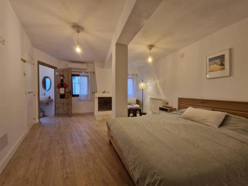 Postel nebo postele na pokoji v ubytování Habitación amplia y tranquila con baño privado en piso compartido