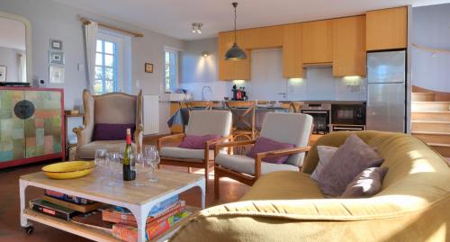 un salon avec deux canapés et une table dans l'établissement Villa ile Vierge-Crozon, Nature, mer, site classé, à Crozon