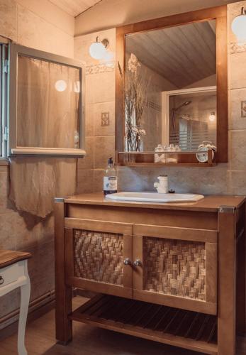 une salle de bain avec un lavabo et un miroir dans l'établissement Petit Paradis Mazet, à Calvisson