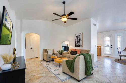 un salon avec un canapé et un ventilateur de plafond dans l'établissement Torrey Pines Chandler, à Sun Lakes