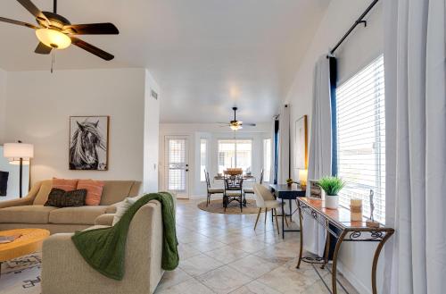 un salon avec un canapé et une table dans l'établissement Torrey Pines Chandler, à Sun Lakes