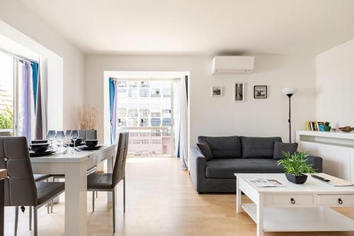 un salon avec une table et un canapé dans l'établissement La Grande Motte, Port, T2, 48m2, climatisé, 3 étoiles, à La Grande Motte