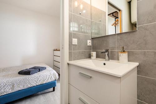 - une salle de bains blanche pourvue d'un lavabo et d'un lit dans l'établissement La Grande Motte, Port, T2, 48m2, climatisé, 3 étoiles, à La Grande Motte