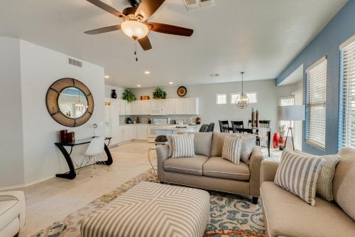 un salon avec un canapé et un ventilateur de plafond dans l'établissement Windstream Springfield Chandler, à Sun Lakes