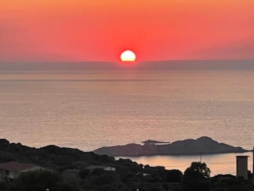 a sunset over the ocean with the sun setting at Da Marta Appartamento VISTA MARE MOZZAFIATO ISOLA ROSSA in Cascabraga