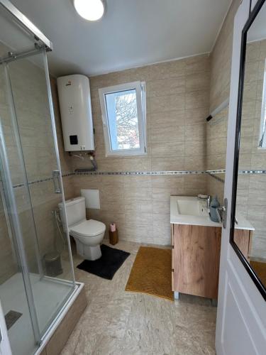 une salle de bain avec toilettes, lavabo et douche dans l'établissement Havre de paix, à Marseille