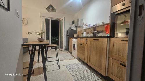 une cuisine avec une table et une machine à laver dans l'établissement Havre de paix, à Marseille