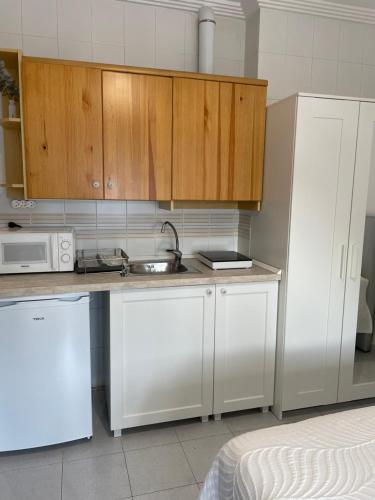 Una cocina o cocineta en Cosy Studio Apartment By The Sea