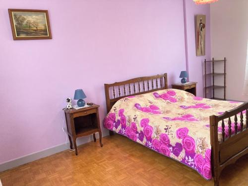 une chambre avec un lit avec une couette violette dans l'établissement Gîte des Hautes Côtes de Beaune, à Nantoux
