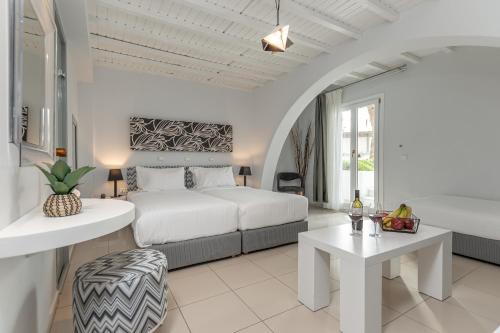 Postel nebo postele na pokoji v ubytování Galaxy Hotel Naxos