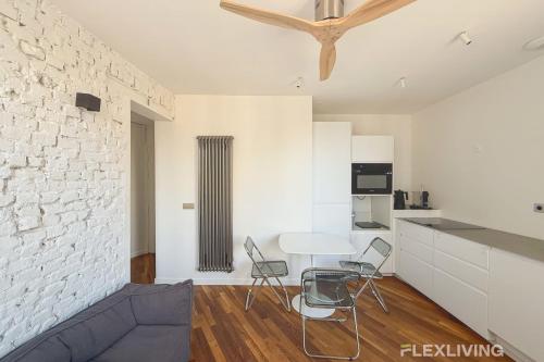 une cuisine et un salon avec une table et des chaises dans l'établissement Superb spacious apartment located at Mont Cenis, à Paris