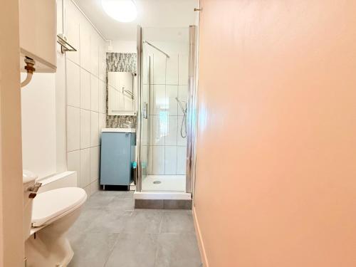 La salle de bains est pourvue d'une cabine de douche et de toilettes. dans l'établissement Village Naturiste - La Venus - Parking WiFi, au Cap d'Agde