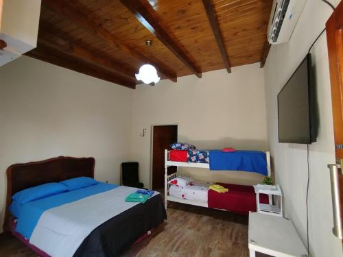 Ένα ή περισσότερα κρεβάτια σε δωμάτιο στο POSADA RAMALLO CITY