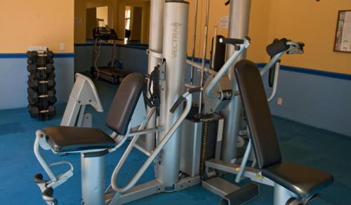ein Fitnessstudio mit zwei Heimtrainern in einem Raum in der Unterkunft Casa Amigos , entire 3 bedroom ground floor condo at Playa Grande Condominium Resort in El Coco