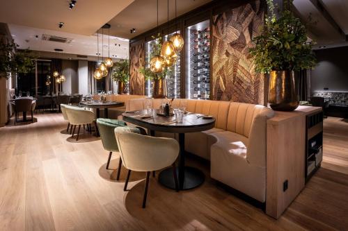 a restaurant with chairs and a table and a couch at Grenshotel de Jonckheer in Ossendrecht