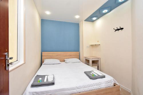 Camera piccola con letto e finestra di P&A guest house a Yerevan