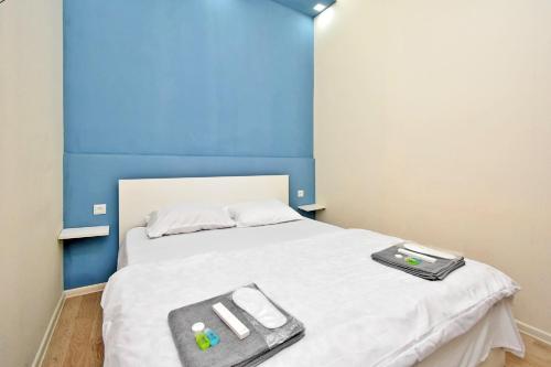 una camera da letto con un letto con una valigia sopra di P&A guest house a Yerevan