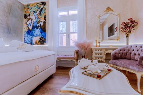 Postel nebo postele na pokoji v ubytování Madame Hortense Boutique Ηotel